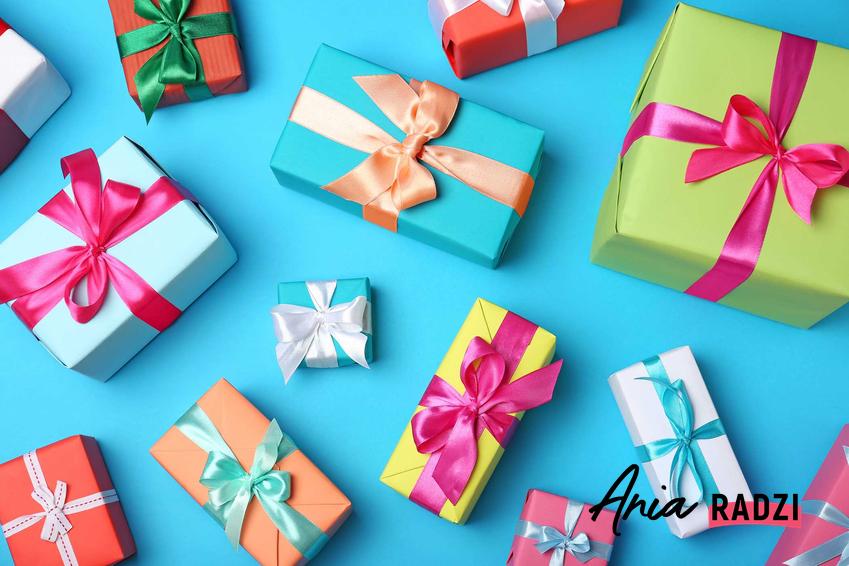 Pakowanie prezentów oraz papier do pakowania prezentów, czyli porady, jak ładnie zapakować prezenty krok po kroku