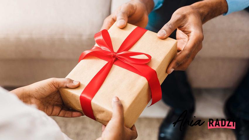 Wręczanie prezentu, a także pakowanie prezentów oraz i porady, jak ładnie zapakować prezenty wstążeczką i papierem