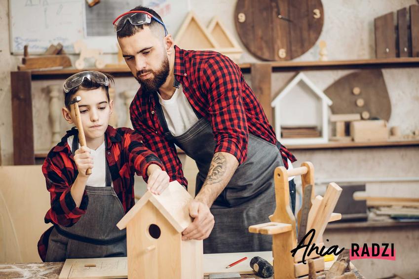 Mężczyzna z chłopcem robiący karmnik, czyli budowa karmnika krok po kroku i jego projekt oraz jak zbudować karmnik