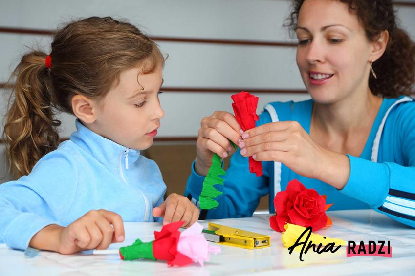 Matka z córką robiąca kwiaty z papieru i bibuły oraz porady, jak zrobić kwiatki z bibuły krok po kroku