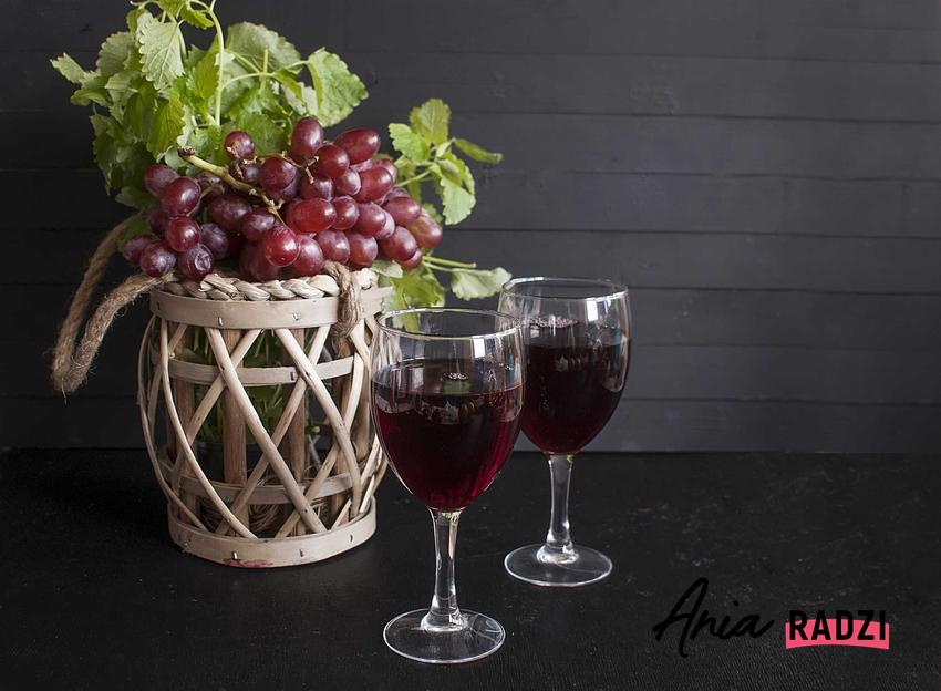 Wino w kieliszkach i winogrono oraz porady, jak zrobić wino, czyli domowa produkcja wina krok po kroku