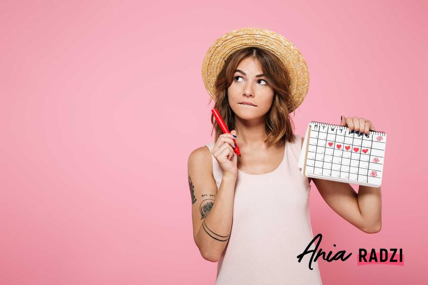 Kobieta trzymająca kalendarz oraz domowe sposoby, jak przyspieszyć okres i jak przyspieszyć miesiączkę