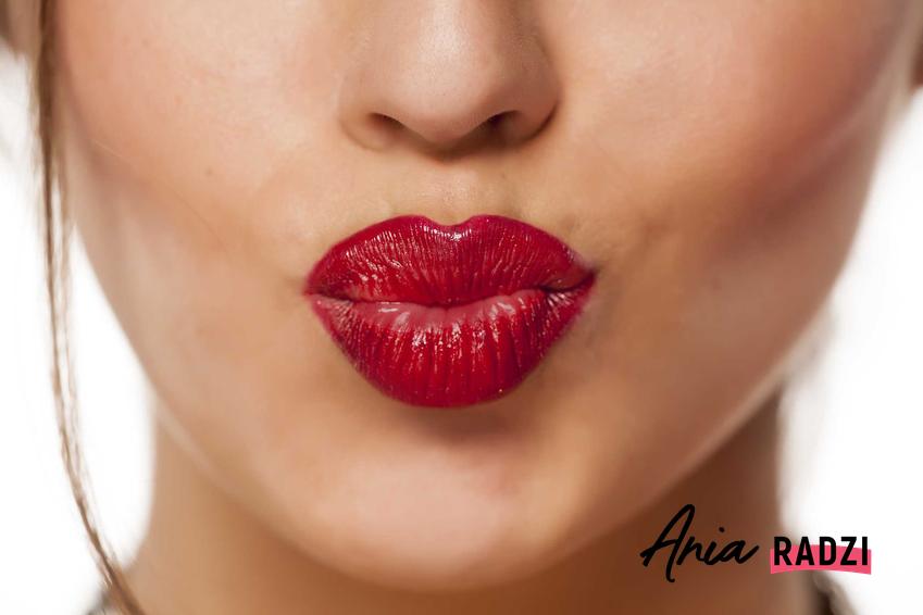 Czerwone usta, a także porady, jak naturalnie powiększyć usta makijażem oraz domowe sposoby na powiększenie ust
