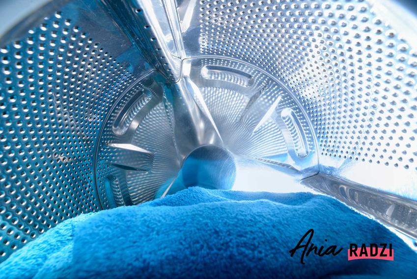 Temperatura do prania ręczników powinna być podana na metce. Ręczniki pierze się w temperaturze nie wyższej niż 60 stopni Celsjusza