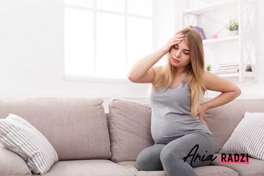 Kobieta w ciąży oraz ból nerek w ciąży albo prawej nerki lub lewej nerki, a także domowe sposoby na ból nerek i najlepsze specyfiki
