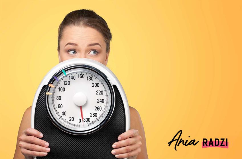 Kobieta trzymająca wagę oraz porady, jak się zmotywować do odchudzania i jak się zmotywować do diety krok po kroku