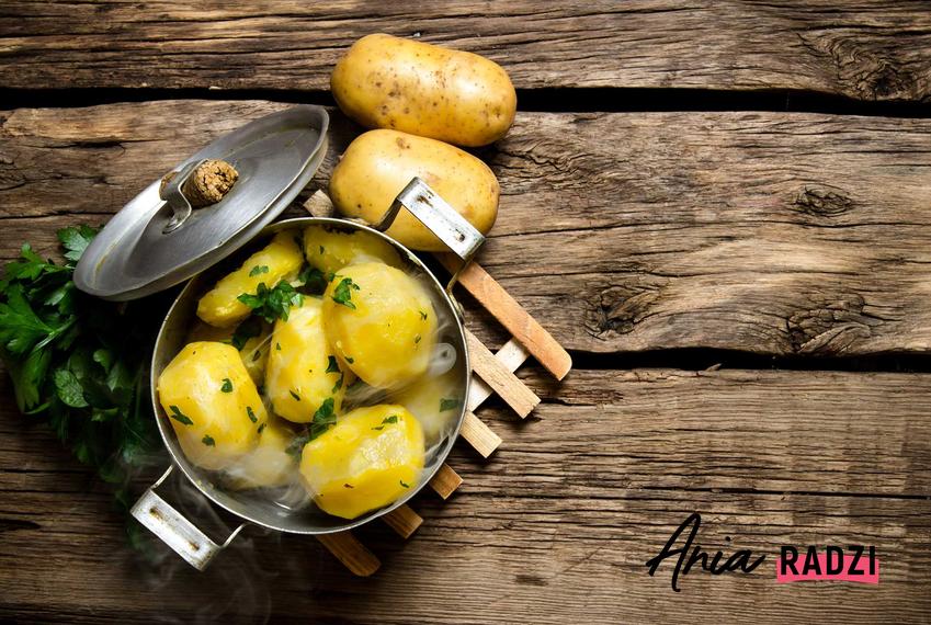 Ugotowane ziemniaki oraz porady, ile gotować ziemniaki, a także czas gotowania ziemniaków do miękkości
