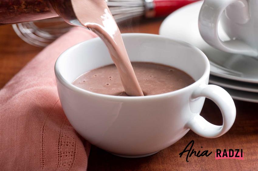 Gorąca czekolada w domu w filiżance, czyli przepis i porady, jak zrobić pyszną gorącą czekoladę krok po kroku