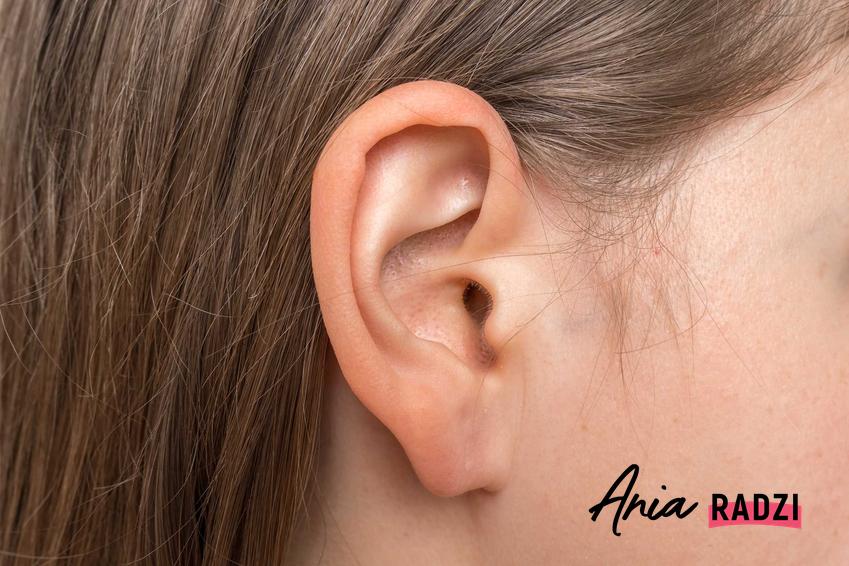Kobiece ucho i wągry w uchu czy też wągry w uszach, czyli zaskórniki w uchu i porady, jak pozbyć się ich z uszu