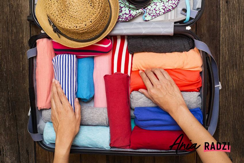 Pakowanie walizki do samolotu na wakacje oraz porady, jak spakować walizkę i jak spakować ubrania do walizki