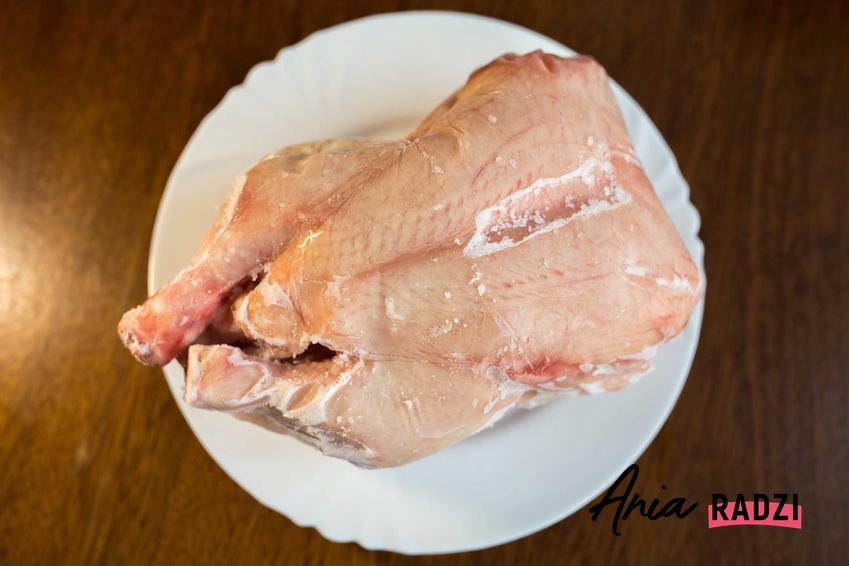 Mrożony kurczak, czyli porady, jak szybko rozmrozić kurczaka, a także szybkie rozmrażanie mięsa krok po kroku