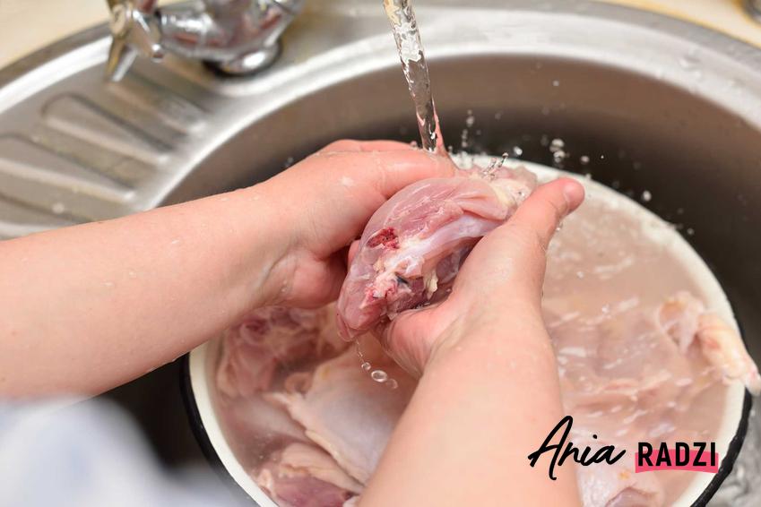 Kurczak w zimnej wodzie, czyli porady, jak szybko rozmrozić kurczaka, a także szybkie rozmrażanie mięsa