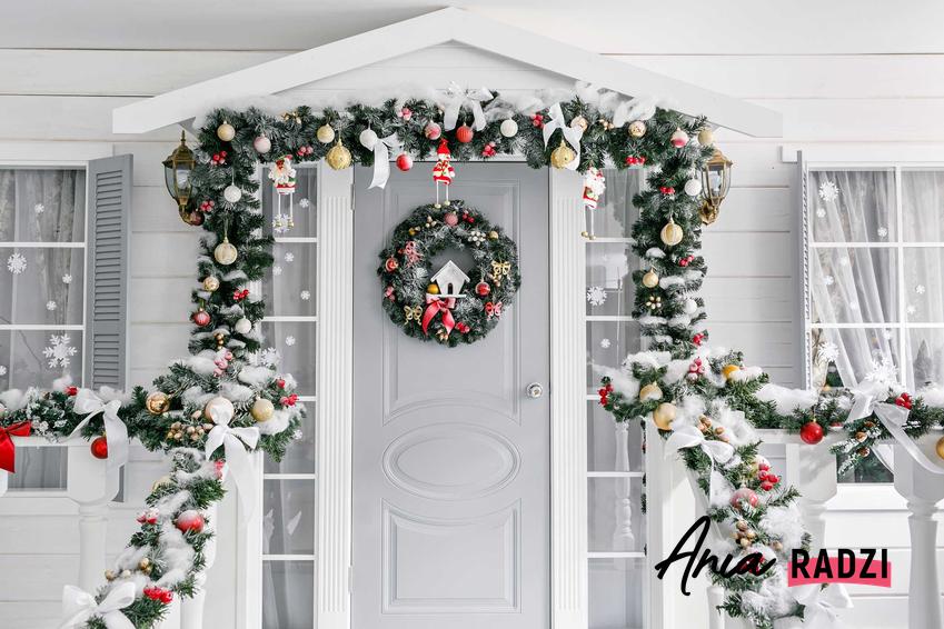 Świąteczny wianek na drzwi oraz porady, jak zrobić wianek na drzwi krok po kroku, domowe sposoby na dekoracje świąteczne