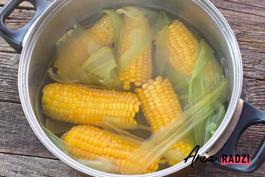 Kolby kukurydzy w garnku, czyli jak ugotować kukurydzę i kolbę kukurydzy krok po kroku, w tym jak szybko ugotować