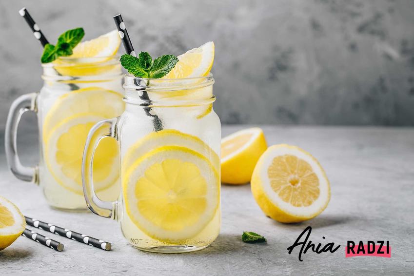 Lemoniada z cytryną i miętą w słoikach oraz porady, jak zrobić lemoniadę, czyli przepis na domową lemoniadę