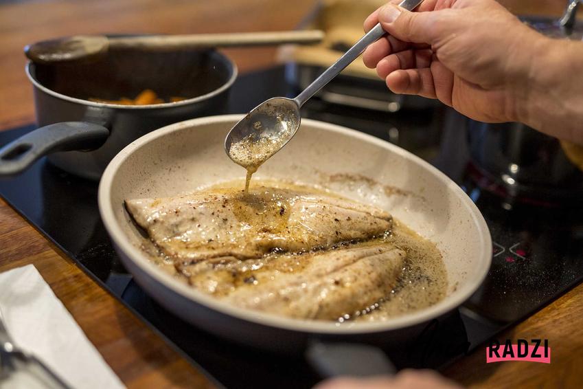 Ryba smażona, a dokładniej filet na patelni oraz porady, jak smażyć rybę i podpowiedzi, na jakim tłuszczu najlepiej smażyć ryby