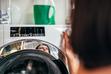 Pranie syntetyczne - kiedy używać tego programu w pralce? Porady