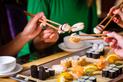 Jak trzymać pałeczki do sushi? Wyjaśniamy krok po kroku