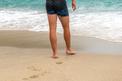 Jak wybrać szorty na plażę? Modne kąpielówki męskie na lato