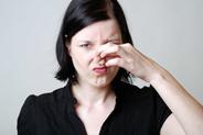 Jak usunąć zapach moczu w domu? Domowe sposoby na uciążliwy problem