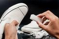Jak i czym wyczyścić białe buty? Domowe sposoby i profesjonalne środki