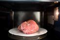 Jak szybko rozmrozić mięso? Najlepsze sposoby, które zastosujesz w domu