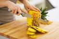 Jak obrać ananasa? Oto 4 praktyczne sposoby krok po kroku