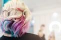 Jak zafarbować włosy bibułą krok po kroku – wyjaśniamy