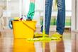 Mycie podłogi - jak myć panele podłogowe, parkiet lub płytki? Porady praktyczne