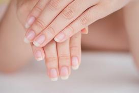 Jak wzmocnić paznokcie? Najlepsze sposoby na wzmocnienie paznokci