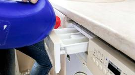 Gdzie wlać płyn do prania i płukania w pralkach różnych producentów?