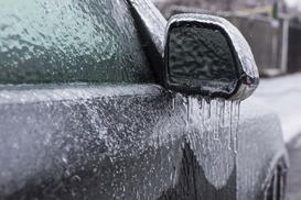 Jak usunąć taflę lodu z dachu auta, żeby nie porysować karoserii?