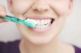 Jak usunąć kamień z zęba? Domowe sposoby na odkamienianie zębów