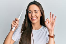 Jak myć zęby szczoteczką soniczną? Oto 3 ważne zasady