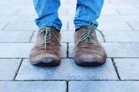 Jak i czym wyczyścić zamszowe buty - domowe sposoby, polecane środki, porady