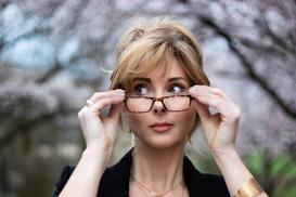 8 oprawek damskich okularów, które będą modne latem