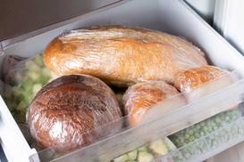 Jak rozmrozić chleb? Oto szybkie sposoby na rozmrażanie pieczywa