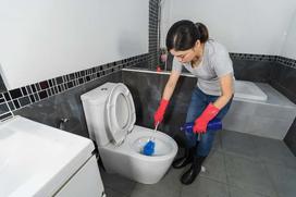 Zatkana toaleta - praktyczne sposoby na odetkanie ubikacji