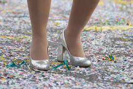 Srebrne buty na słupku - stylowa i odważna propozycja dla każdej kobiety