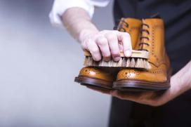 Jak czyścić skórzane buty – poradnik praktyczny krok po kroku