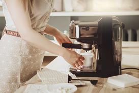 Odkamienianie ekspresu do kawy krok po kroku – jak to zrobić w domu