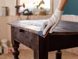 Odnawianie i renowacja mebli drewnianych krok po kroku – poradnik praktyczny
