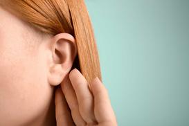 Jak odetkać ucho krok po kroku? Oto najlepsze sposoby na zatkane ucho
