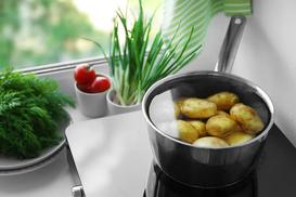 Ile gotować ziemniaki? Odpowiadamy na praktyczne pytania kulinarne
