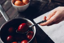 Barwienie jajek cebulą – poznaj naturalne sposoby farbowania jajek